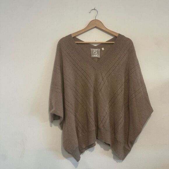 QI Women’s Knit Batwing Sweater Taupe Size M/L Vneck Oversized - Picture 1 of 3